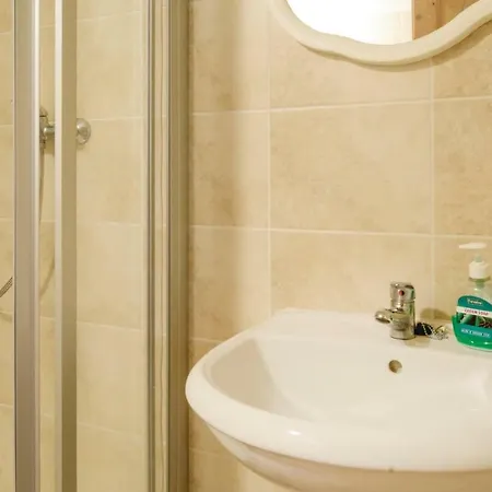 Four Bedroom Holiday In Zlata Olesnice